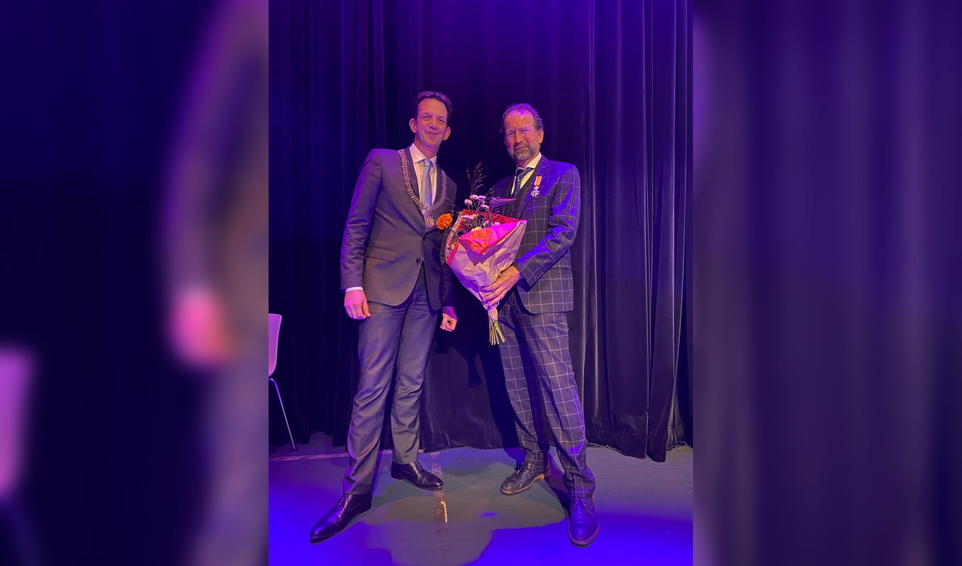 Gisteren is Delftenaar Harry ter Braak (rechts) in Theater de Veste benoemd tot Ridder in de Orde van Oranje-Nassau. Hij kreeg de koninklijke onderscheiding uit handen van loco-burgemeester Frank van Vliet (links).