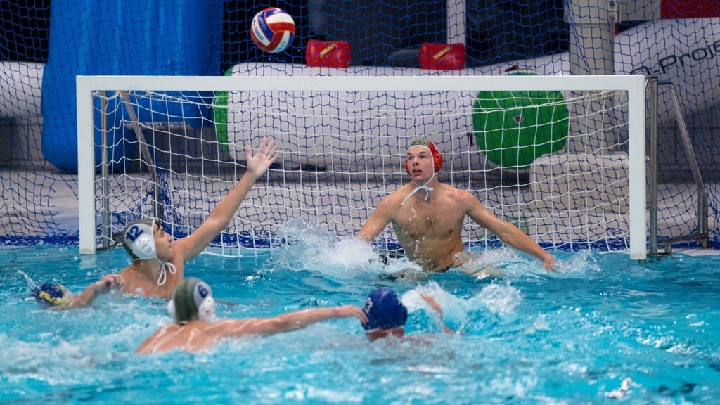 De Delftse waterpoloërs van DSZ WAVE spelen zondag de eerste Nederlandse Studenten Waterpolo Kompetitie in het zwemcentrum in Rotterdam. (Foto: Yoshi van den Akker)