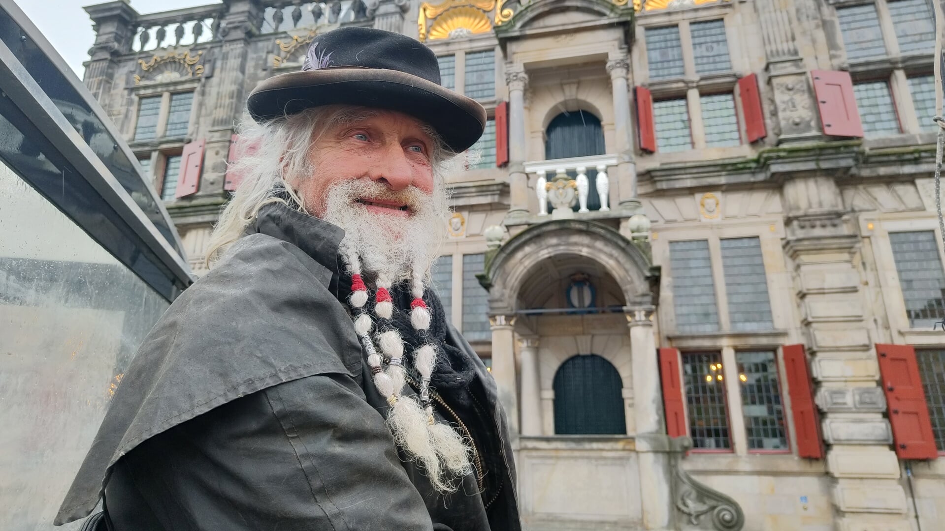 Toon Paap voor het stadhuis: zijn vertrekpunt.