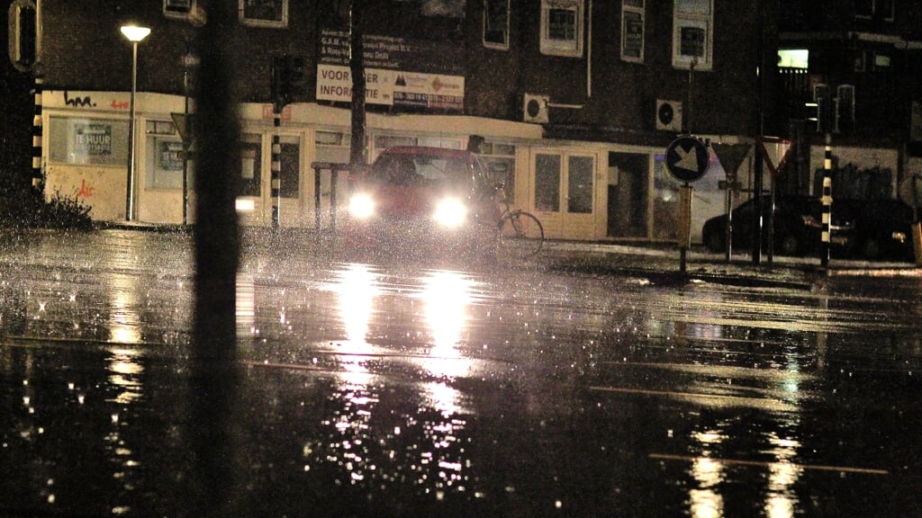 Er is tot nu toe, ondanks de vele regen, weinig wateroverlast in Delft. (Koos Bommelé) 