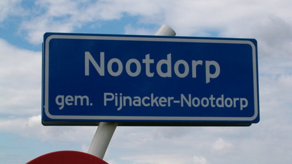 In opdracht van de gemeente gaat de firma Haasnoot drie bruggen vervangen in Nootdorp. 