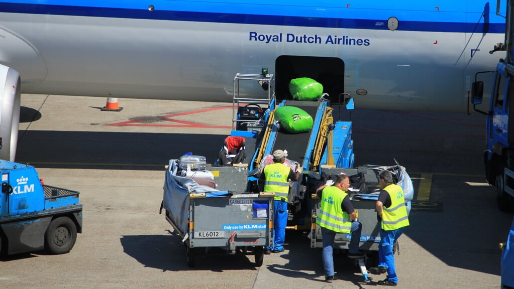 Wetenschappers van de TU Delft gaan onderzoek doen naar een nieuwe manier van werken in de bagagehallen van Schiphol.
