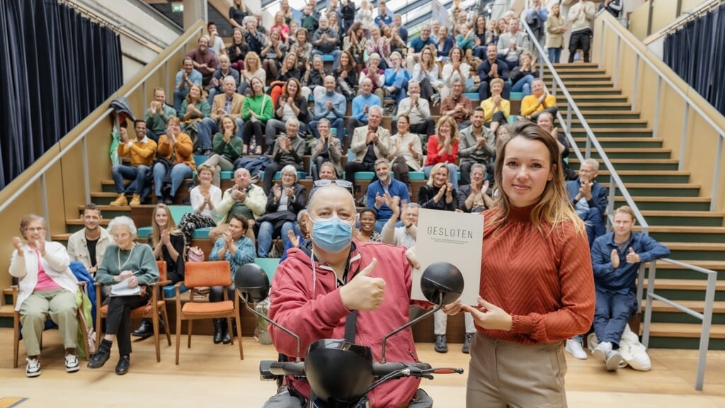 Alyssa van Heyst overhandigde het eerste exemplaar aan oud-fotograaf Hans Willink (Foto: Sebastiaan Nederhoed)