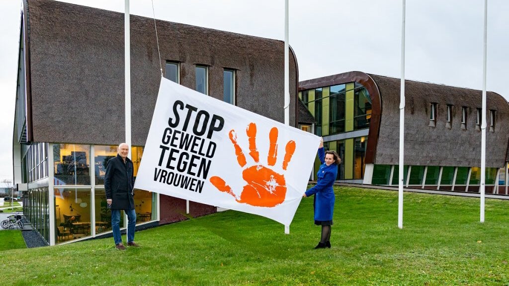 Vorige week vrijdag werd op het gemeentehuis in Midden-Delfland de vlag gehesen voor de campagne Orange the World. 
