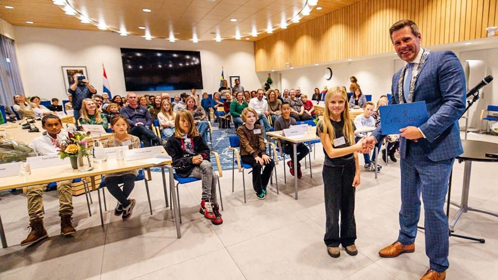 Gisteren is in de gemeente Pijnacker-Nootdorp de eerste kinderburgemeester gekozen. De 10-jarige Lotte Breur mag een heel schooljaar alle kinderen van de gemeente vertegenwoordigen. 