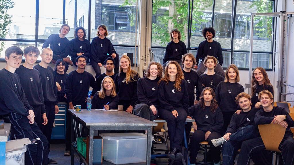 Het gloednieuwe studententeam Emergence Delft wil met interactieve kunstinstallaties meer duiding en uitleg geven over de impact van nieuwe, moderne en opkomende technologie. 
