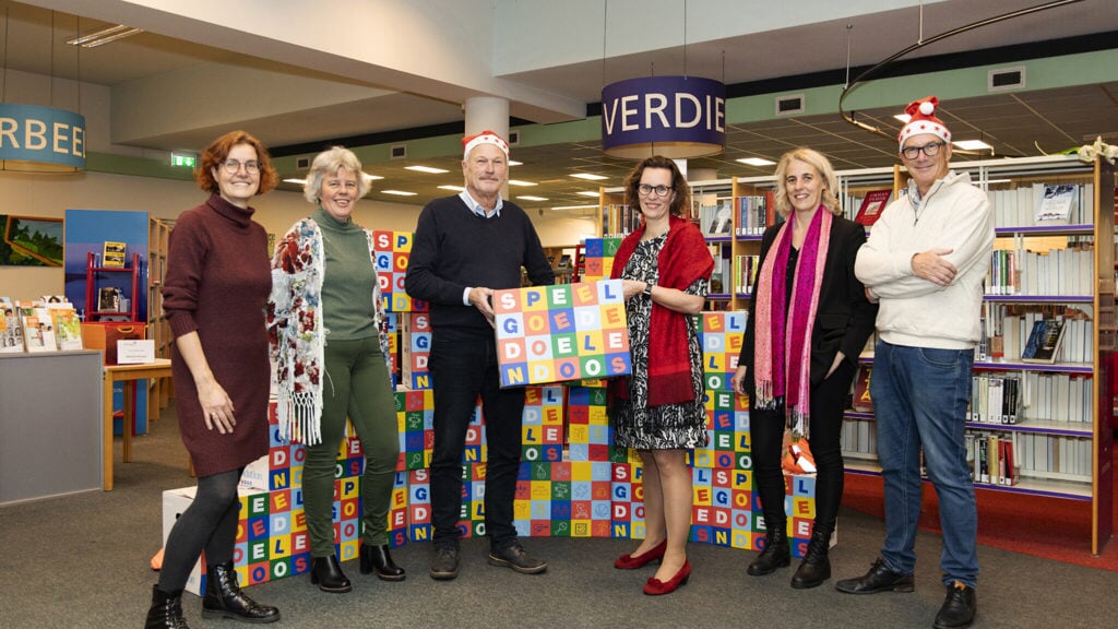 Wethouder Melanie Oderwald nam in de bibliotheek in Den Hoorn speelgoeddozen in ontvangst 