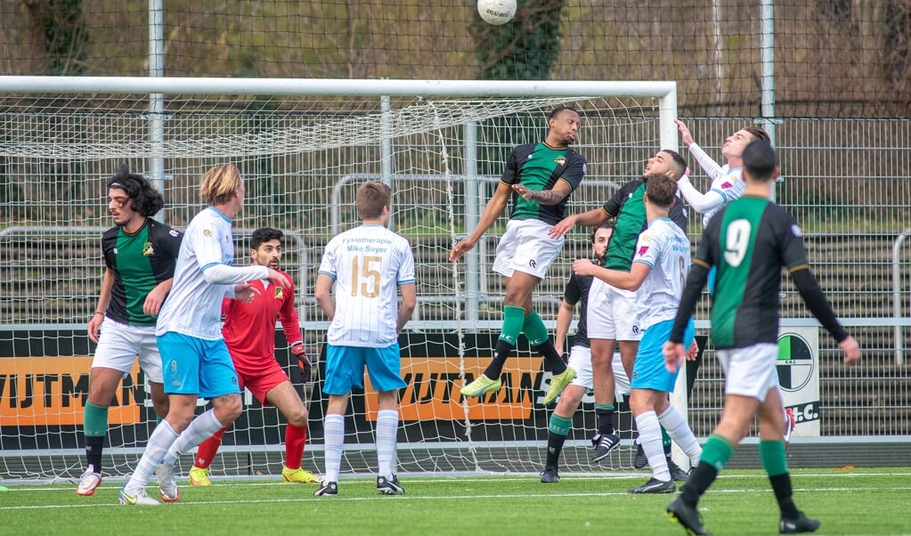 Uzuell Koempai springt het hoogst in dit luchtduel, maar beleeft met DHC nog geen topseizoen. "Maar ik ben niet iemand die de handdoek in de ring gooit. De trainer kan op mij blijven rekenen." (foto: Roel van Dorsten)