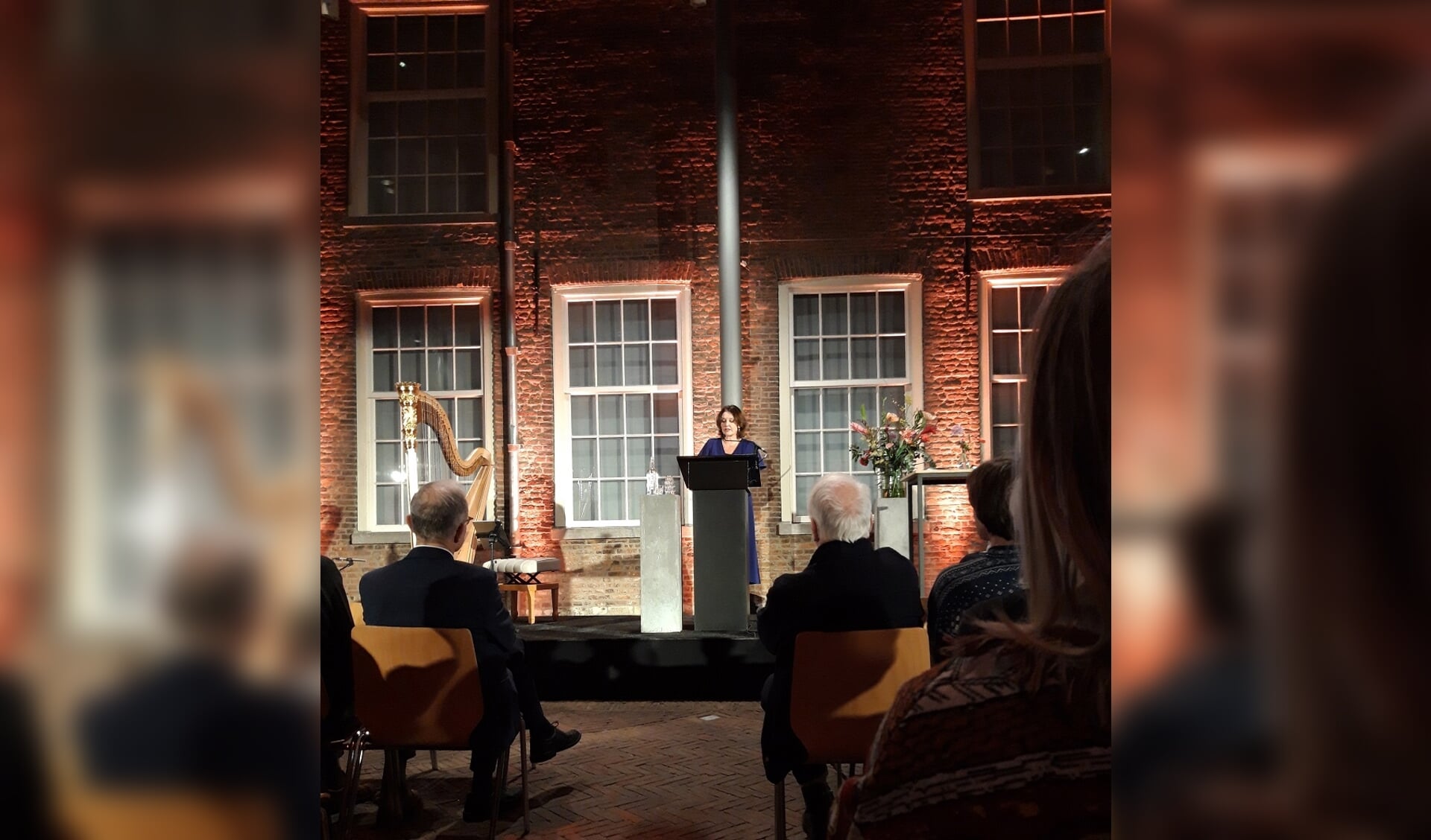 Janelle Moerman, directeur Museum Prinsenhof Delft, opent de tentoonstelling 'Het Delft van Vermeer' (Foto en tekst: J.W. Stolk)