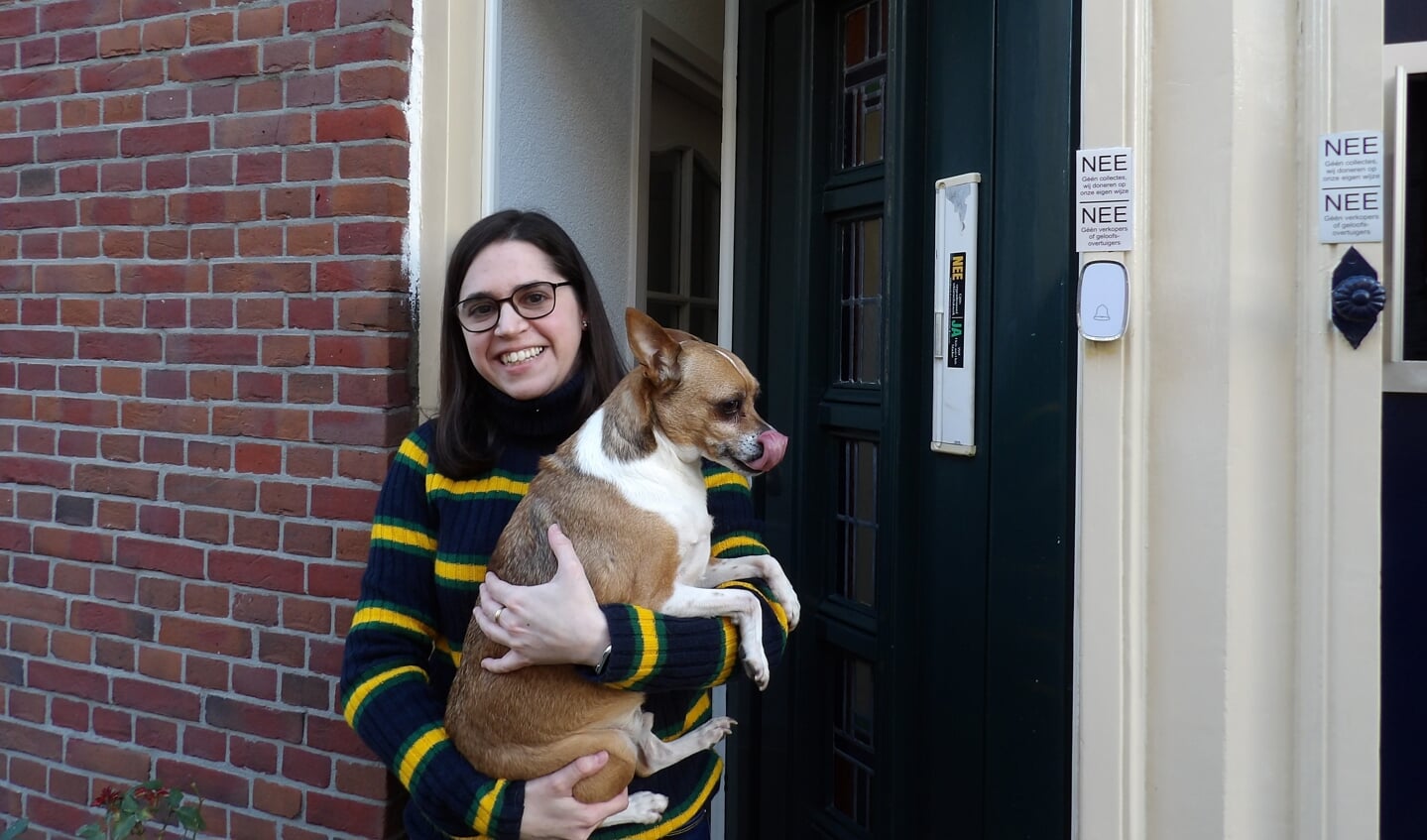 Patricia, met hondje Zeus, is helemaal ingeburgerd in de Koepoortstraat