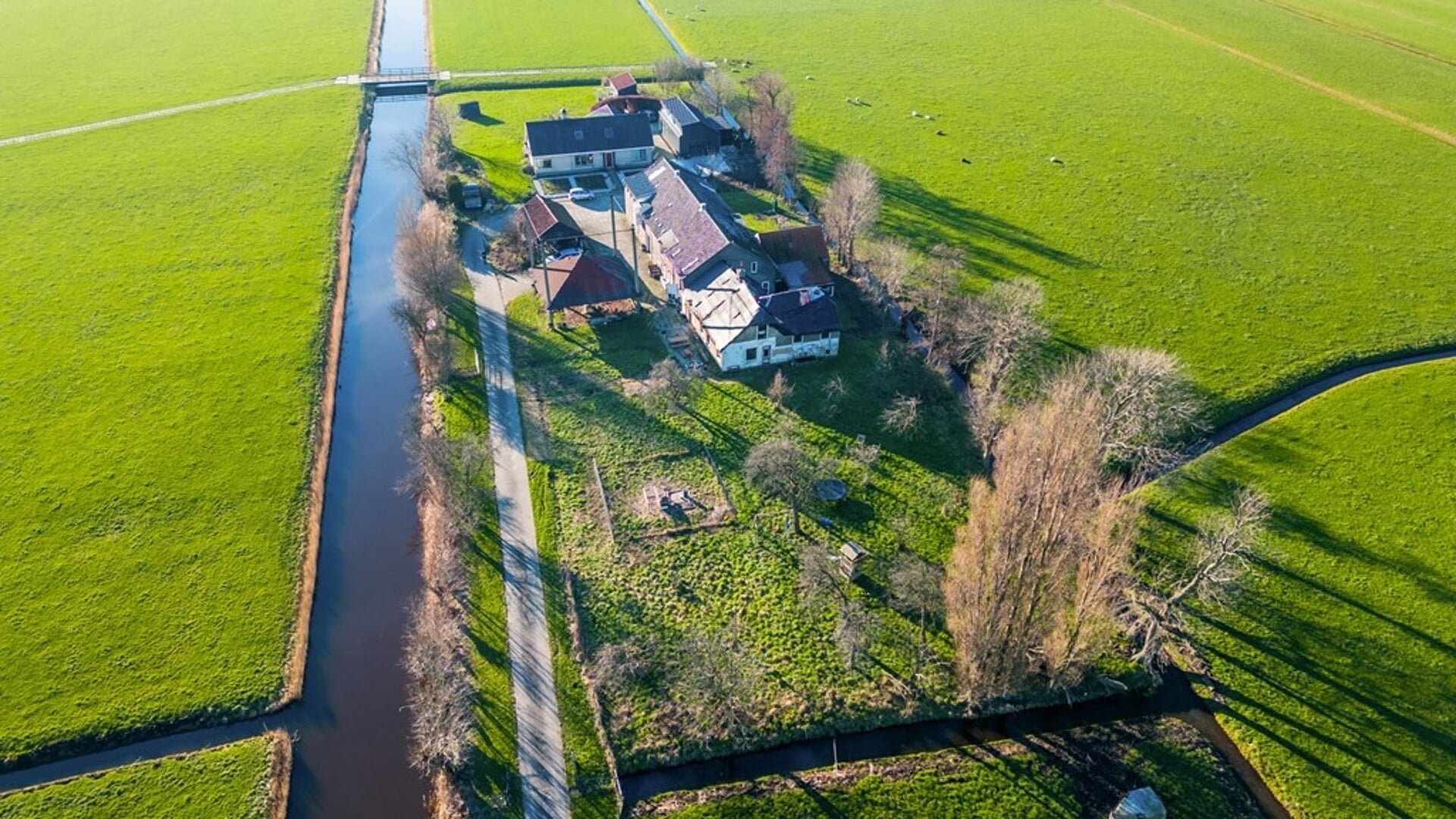 De monumentale woonboerderij aan de Duifpolder 6a in Maasland is één van de bijzondere objecten in de verkoop bij Van Leerdam.