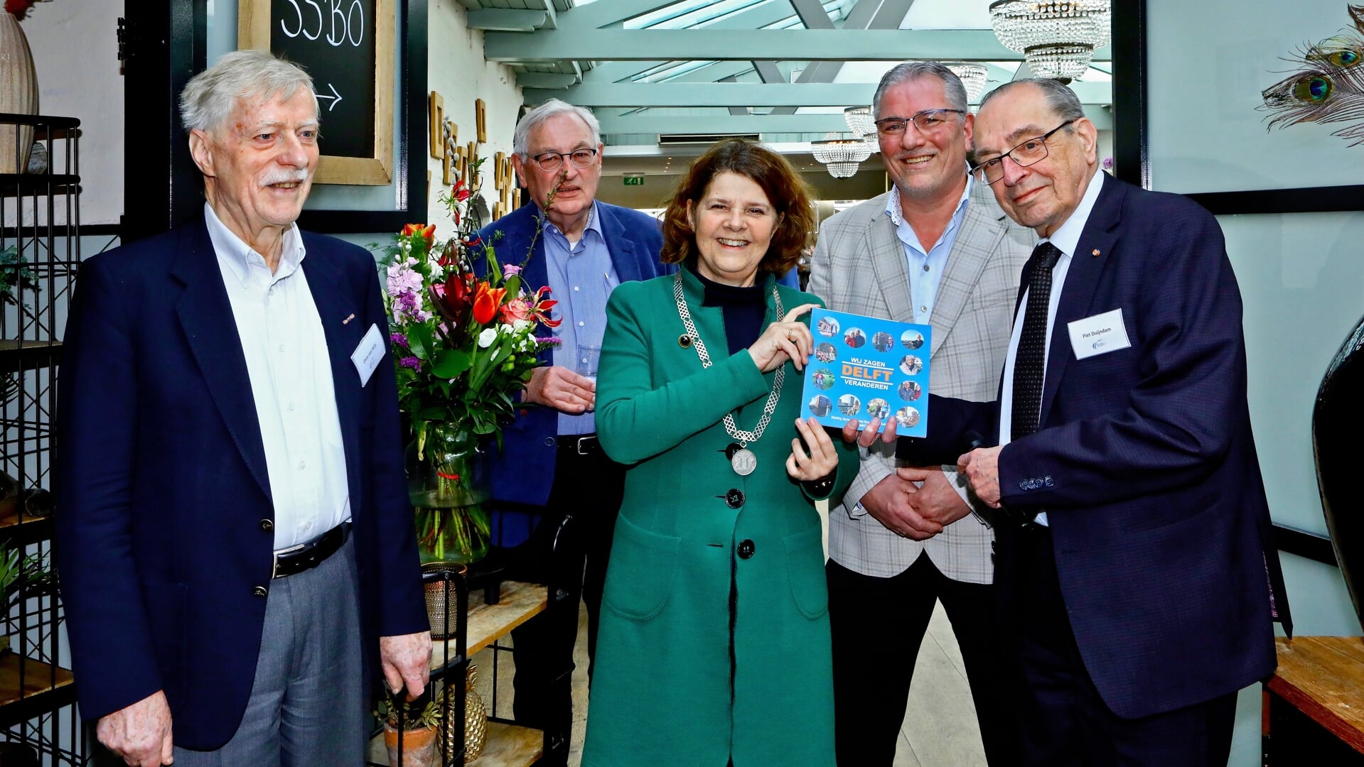 Burgemeester Van Bijsterveldt ontving het eerste exemplaar (Foto: Koos Bommelé)