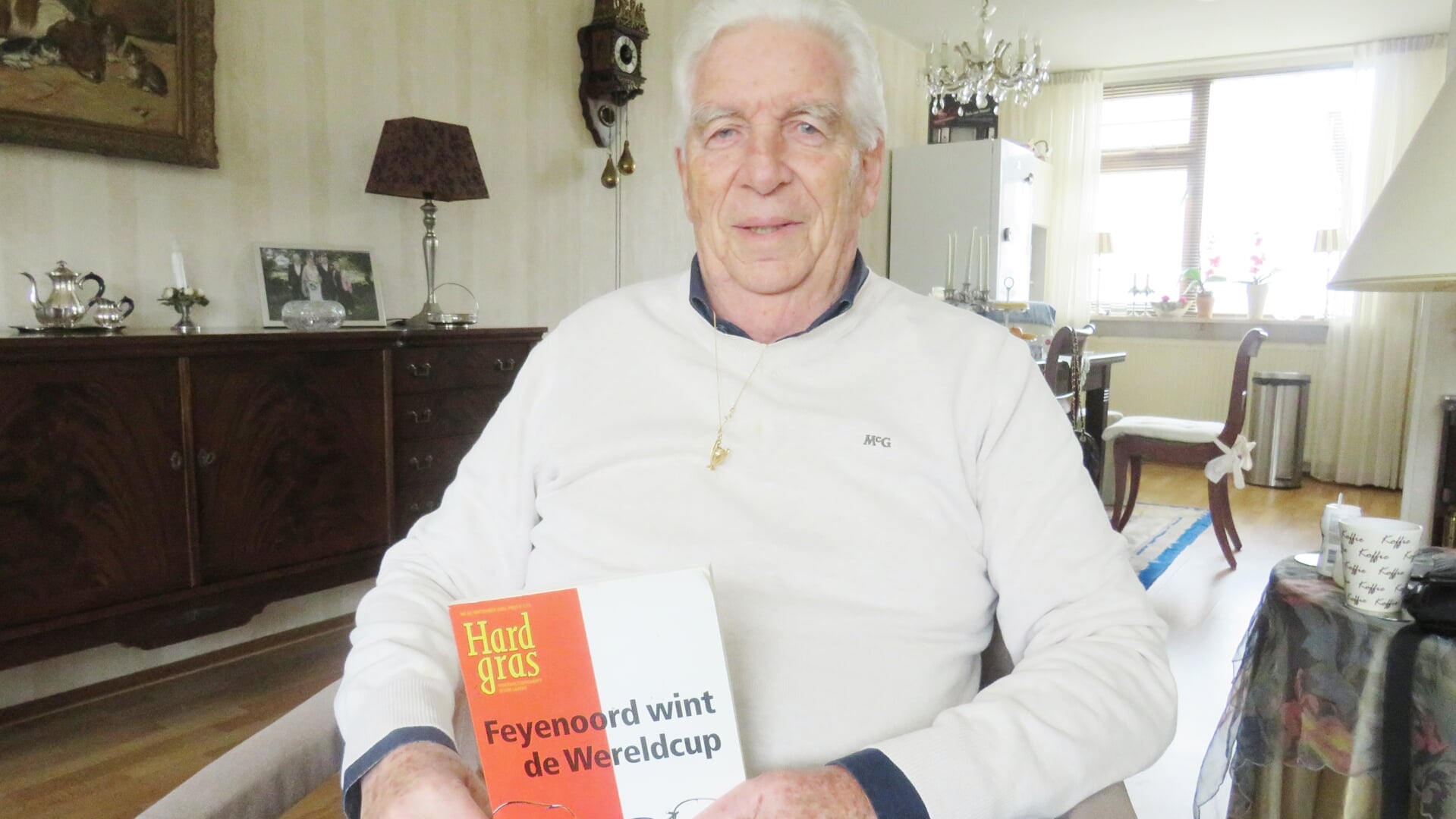 Guus Haak thuis met boek Feijenoord