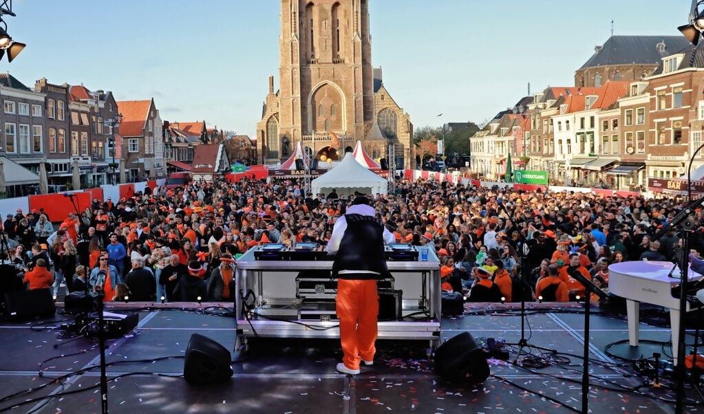 Delftse artiest ADVENTUREBOY tijdens Oranjekoorts 2022
(Foto: Koos Bommelé)