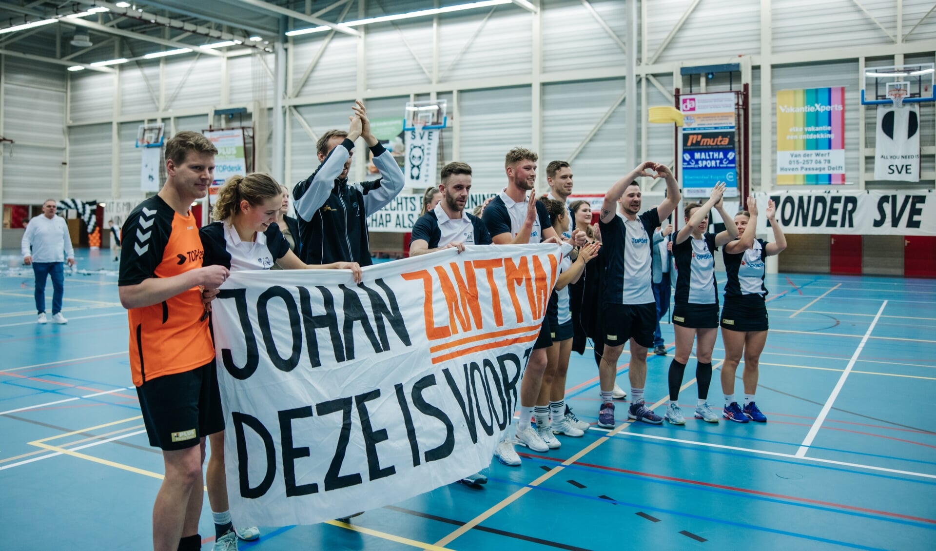 Excelsior draagt het kampioenschap op aan Johan Zantman (Foto: Marieke Zelisse Photography)