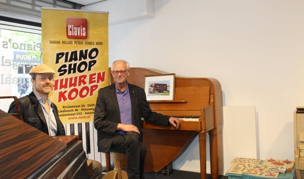 Mike Verlaat (l) en Pieter Verhulst bij de twee Rippen piano's bij Clavis. (Foto: EvE)