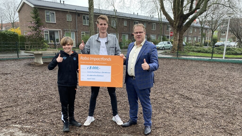 Saar Mulder (voorzitter leerlingenraad), Joey Roessen (gymleerkracht en lid van de schoolplein-werkgroep) en Leon Hombergen (lid beoordelingscommissie Rabo Impactfonds). 