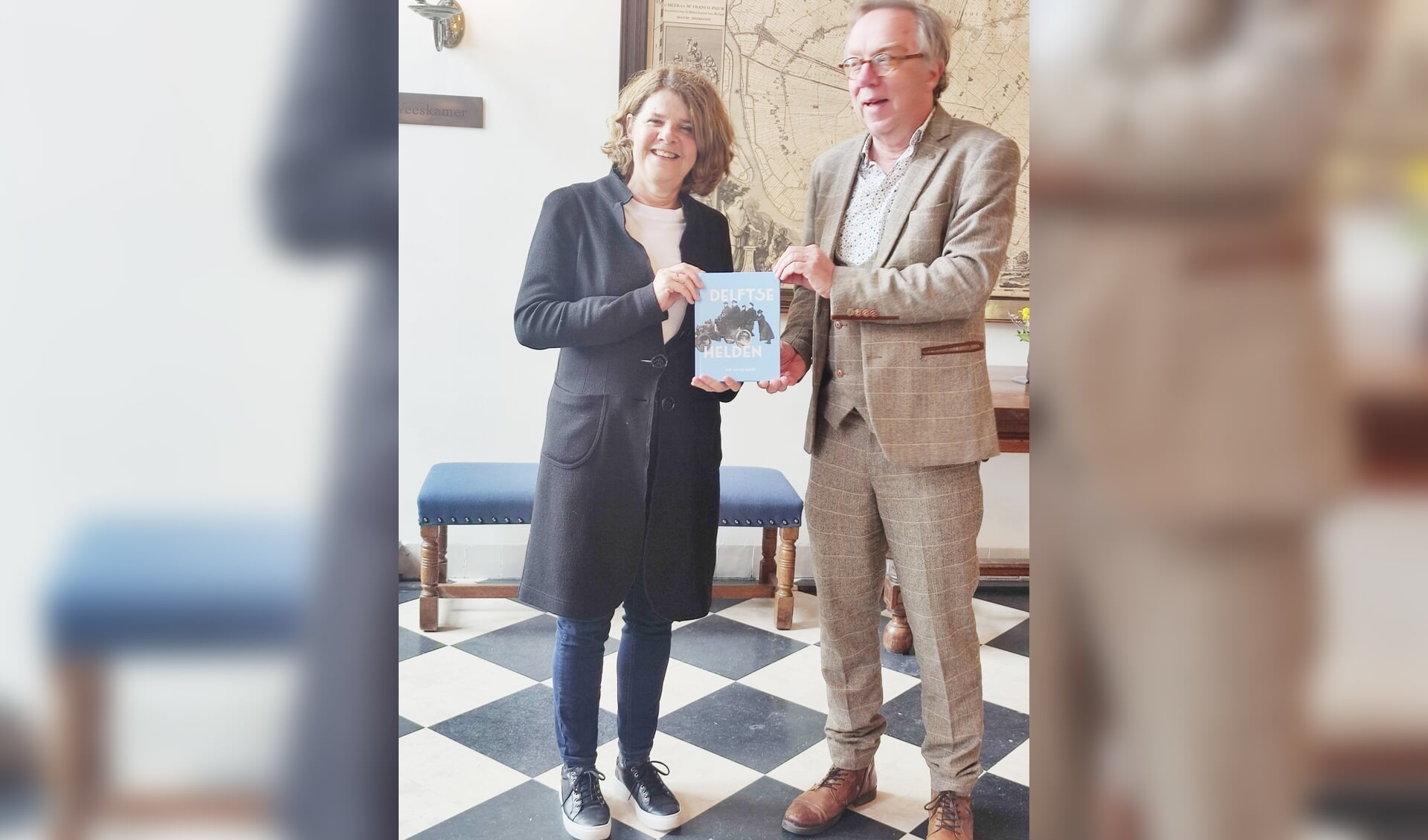 Burgemeester ontving het boek uit handen van Van der Mast