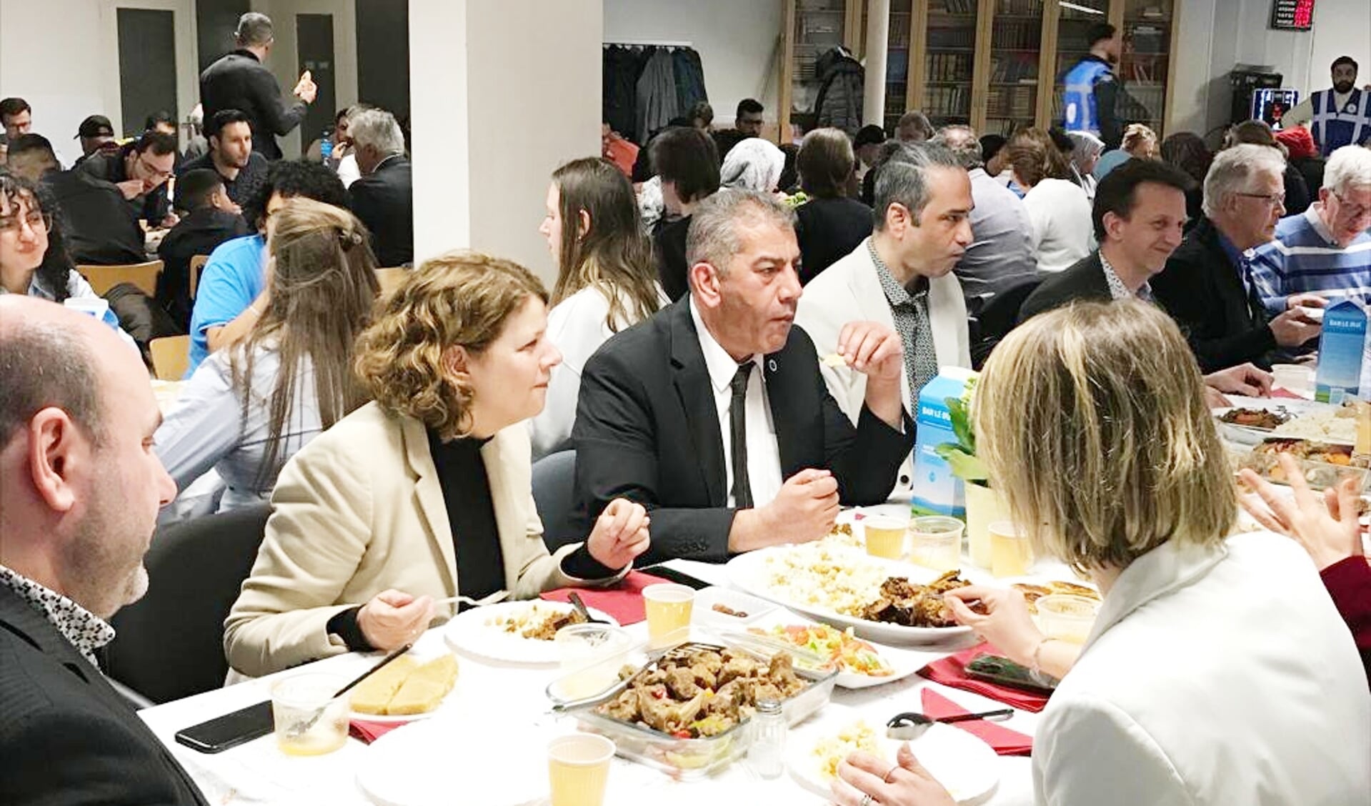 Burgemeester van Bijsterveldt neemt deel aan de iftar maaltijd.