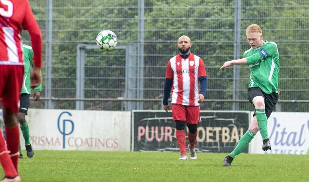 Duncan Pelle is naast aanvaller ook aanvoerder van 'het nieuwe Delft'. En de samenwerking met Alperen Kocak verloopt gedurende het seizoen steeds beter. We raken steeds meer gewend aan elkaar.