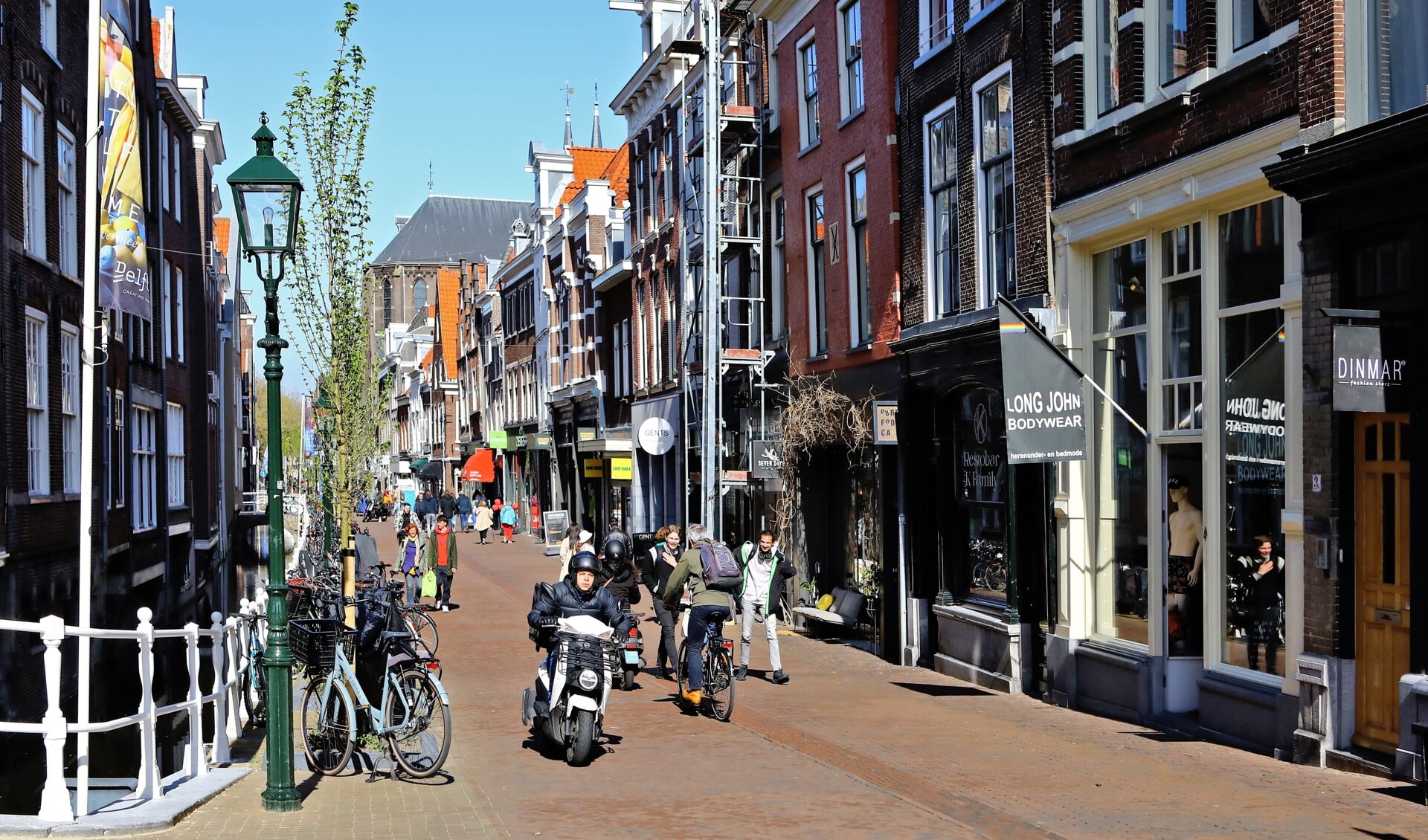 Op de Oude Langendijk bewegen voetgangers, fietsers en scooters zich door elkaar heen (Foto: Koos Bommelé)