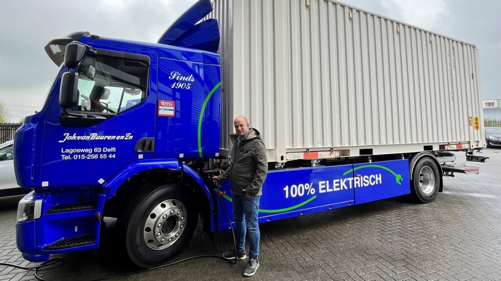 Joshua van Buuren is trots op de nieuwe elektrische wagen voor het grotere verhuiswerk. (Foto: PR)