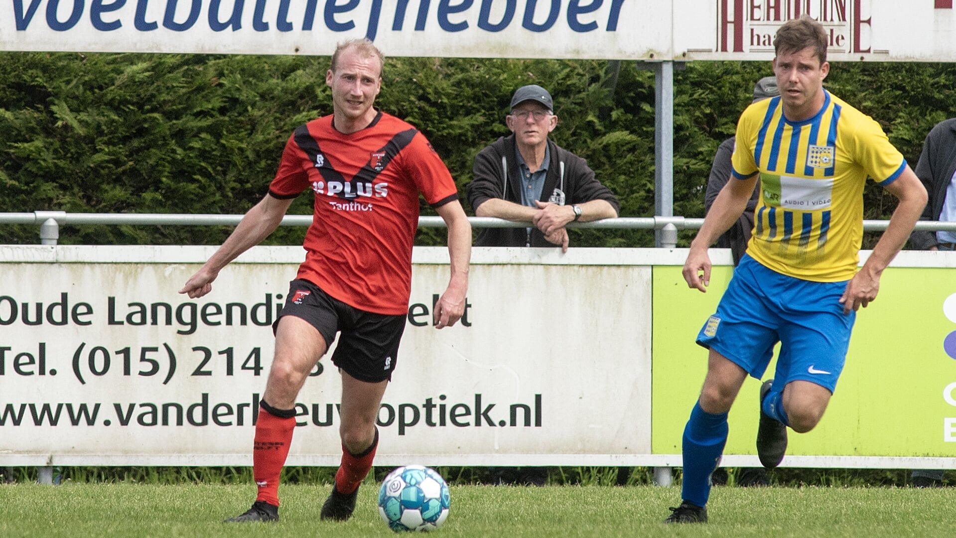 Sander Koeleman keerde na tien jaar bij FC 's Gravenzande terug op sportpark Tanthof-Zuid en speelt meteen mee om promotie. 