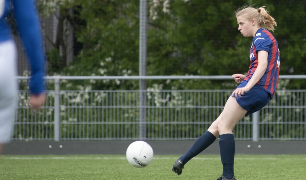 Lara Notenboom is niet alleen rechtsbuiten, maar als technisch commissielid ook op zoek naar een keeper. "En met mijn 23 jaar en vijf jaar ervaring bij de selectie ben ik hier al een routinier. (foto: Roel van Dorsten)