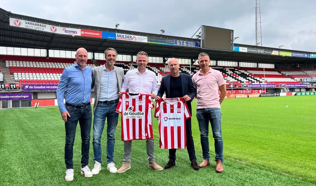 Afgelopen woensdag 28 juni heeft SV Den Hoorn een overeenkomst getekend als nieuwe partner van Sparta Rotterdam. Vlnr: Marcel van der Gaag, Frank van Mil, Martijn van Oevelen, Manfred Laros en Bert-Jan Nolden.