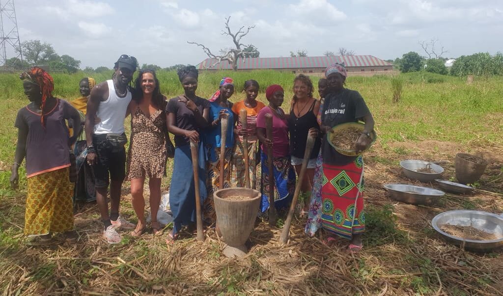 Anja Notenboom en Janny Romberg willen met JUT & JUL mensen in Afrika en Nederland helpen door bijvoorbeeld het sturen van spullen. In Gambia hebben zij geholpen met het realiseren van een waterput. 