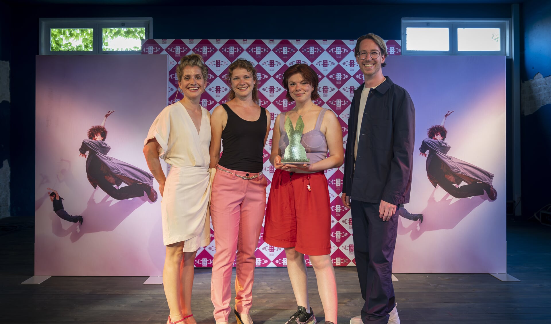 Theatermaakster Mystha Mandersloot (derde van links) won de publieksprijs met haar voorstelling ABORTUSVERHALEN. (foto: Batuhan Keskiner)  