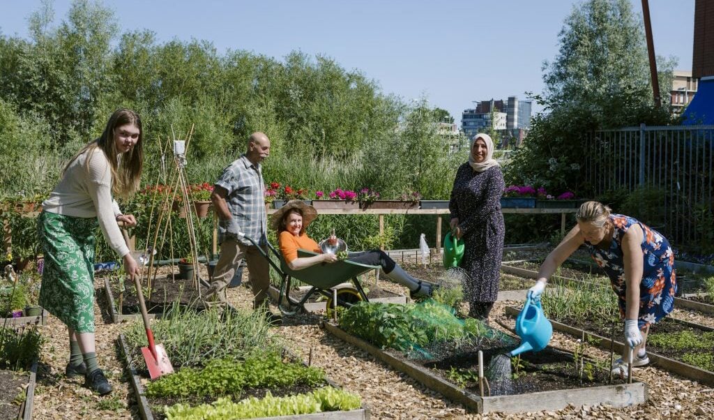De expositie 'Natuurlijk Samen' is van 7 juli tot en met 31 augustus te bezoeken in het Stadskantoor aan het Stationsplein 1. (foto: Esther de Cuijper)