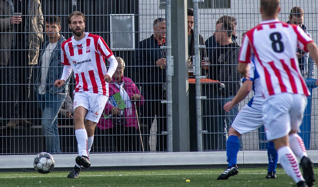 Donny Slot gaat nog (hopelijk) twee wedstrijden het uiterste geven voor SV Den Hoorn. "Want we willen deze competitie op een positieve manier afsluiten en dat verdienen we ook na zo'n tumultueus seizoen." (foto: Roel van Dorsten)
