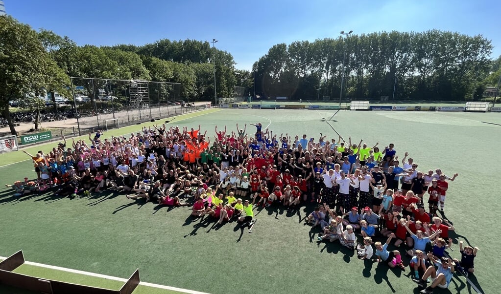 Afgelopen zaterdag 24 juni vond bij Hudito het jaarlijkse familiehockeytoernooi plaats. In totaal waren er 320 deelnemers, verdeeld over 32 teams.   
