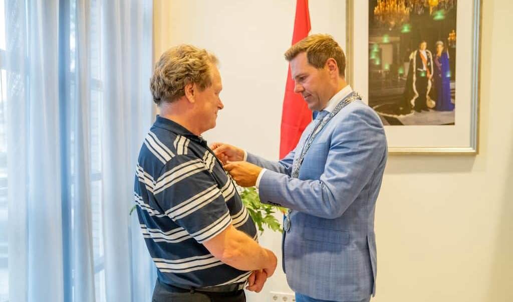 Gisteravond reikte burgemeester Björn Lugthart een Koninklijke onderscheiding uit aan de heer Lex Kroese.  