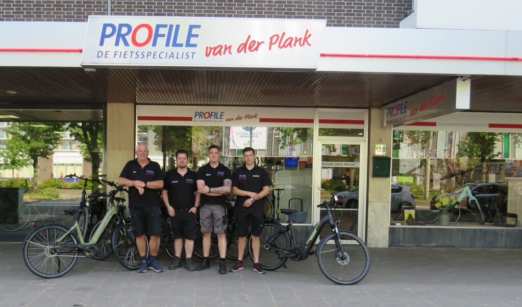 Bij fietsspecialist Profile van der Plank koopt u de mooiste elektrische fietsen. Van links naar rechts: Jos, Reinier, Silvio en Quinten.  