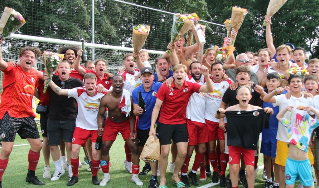 De ontlading was groot bij RKDEO toen zij zaterdag, na 120 minuten spelen en een zenuwslopende penaltyserie voor de tweede keer in de clubgeschiedenis naar de eerste klasse promoveerden. (foto: Sander de Hollander)