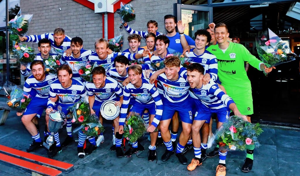 De beloften van Oliveo schreven geschiedenis door voor het eerst de RODI Media/DSW Delftse Beloftencompetitie te winnen en nemen het zaterdag in de finale van de Haaglanden Cup op tegen HBS. (foto: Koos Bommelé)