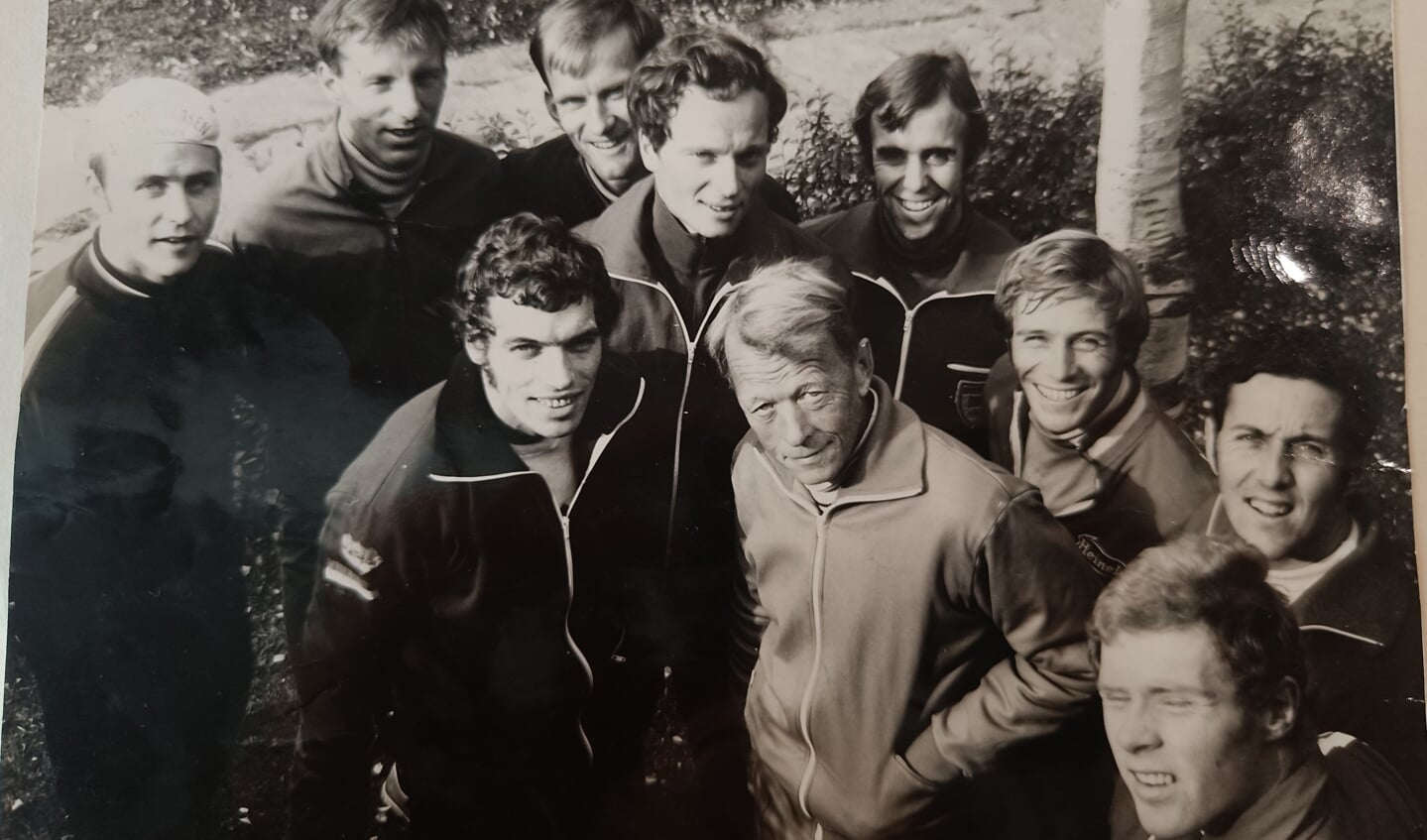 Peet van der Meijden (linksvoor) met schaatsploeg Noorwegen.