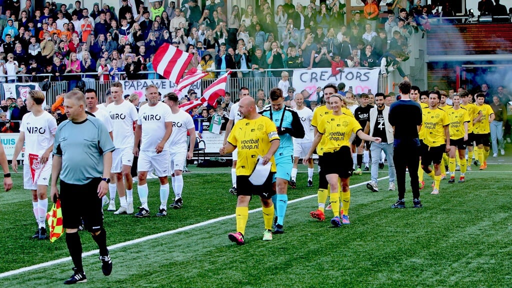 Voetbalschool NIRO speelde woensdag een wedstrijd voor het goede doel tegen de mannen van Creators FC. Uiteindelijk wonnen de YouTubers met 5-4. (Foto: Koos Bommelé)