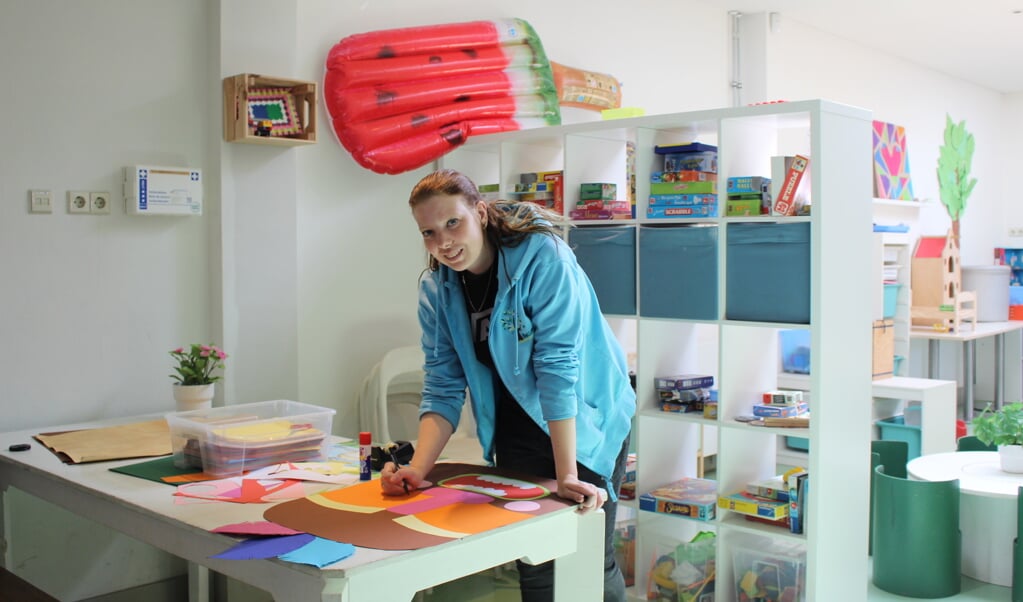 Pedagogisch medewerker Myrna is druk bezig met de voorbereidingen van het zomerprogramma. (Foto: EvE) 