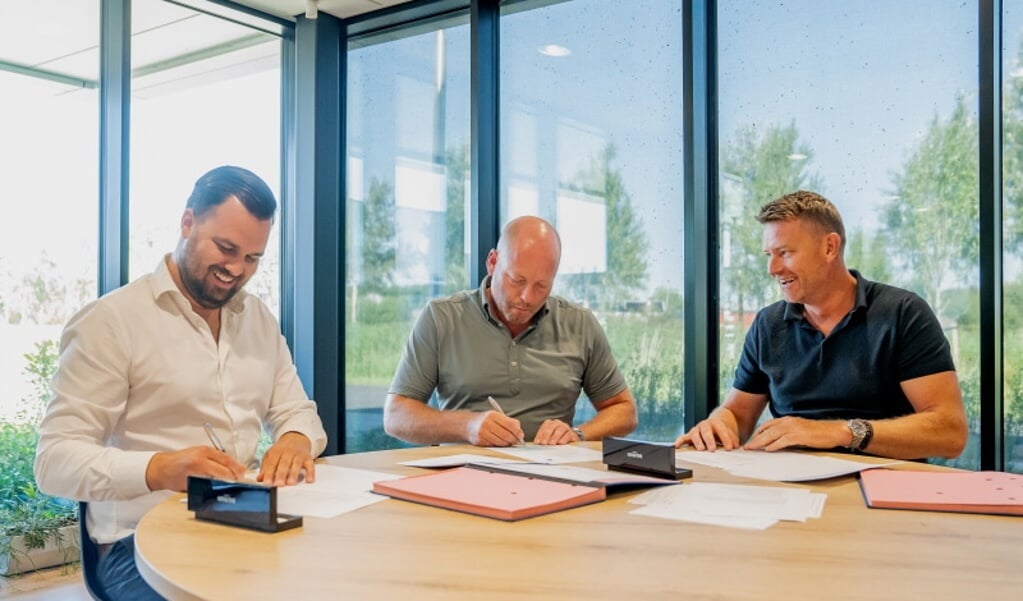 Afgelopen maandag 21 augustus tekenden de eigenaren van VSVK en wethouder Bart van Straten de overeenkomst voor een tweede vestiging van VSVK.  (v.l.n.r. wethouder Bart van Straten, Peter van Kester en Sander van Schie.)