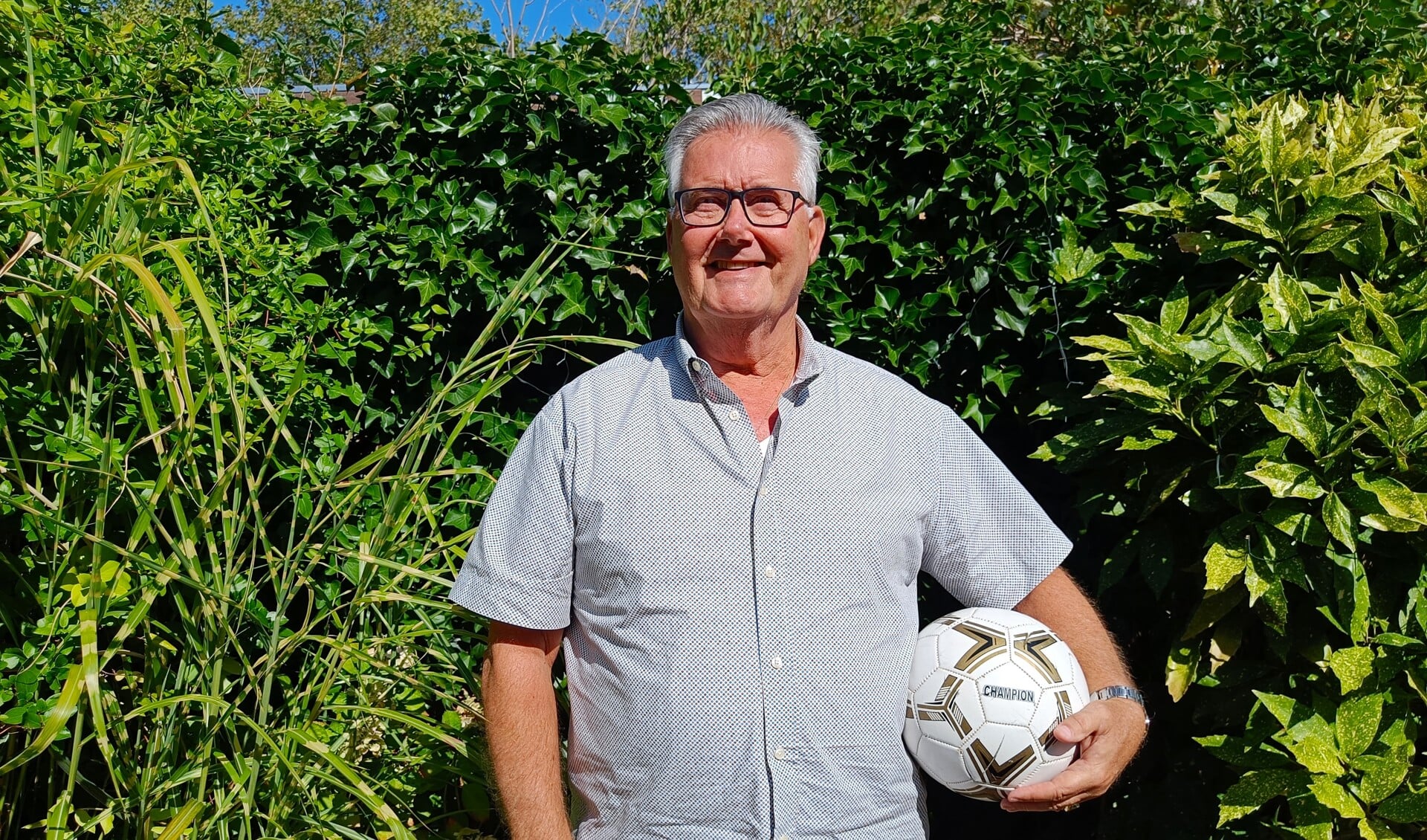 Ruud Boer in zijn achtertuin.