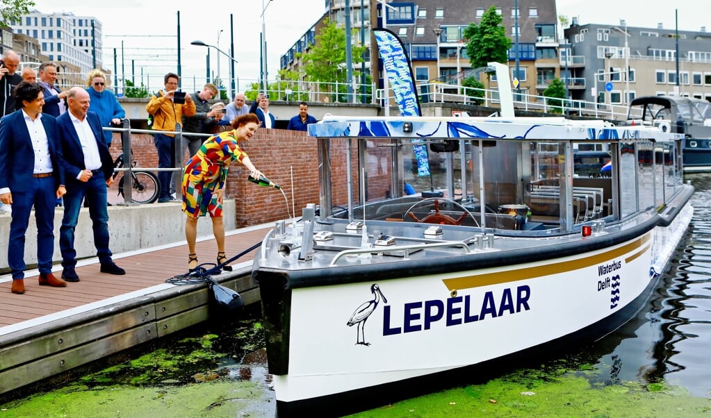 Wethouder Martina Huijsmans doopte de eerste Delftse Waterbus op 1 juni (Foto: Koos Bommelé)