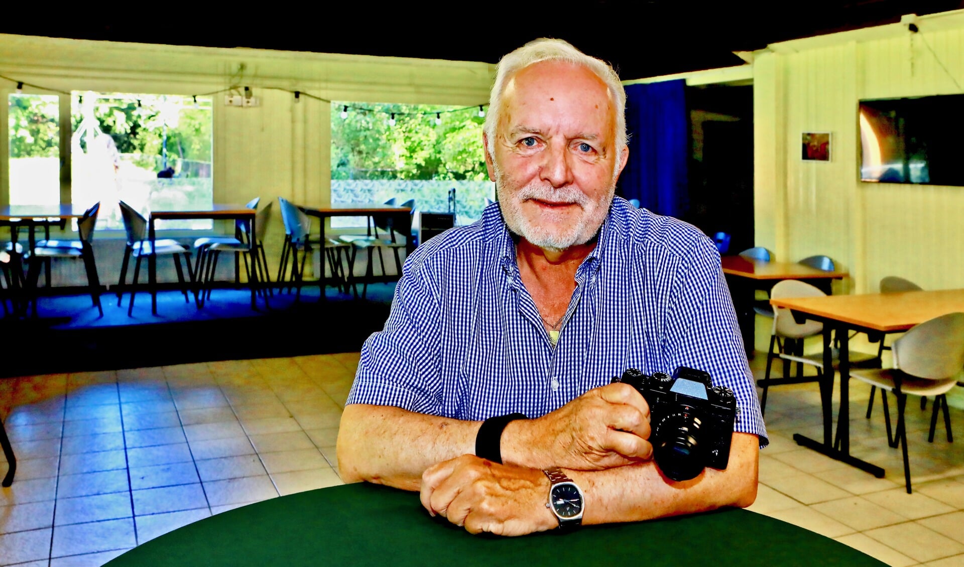 Wil Groen (75) is vrijetijdsfotograaf en PR-functionaris van Fotoclub'59 in Delft. (Foto: Koos Bommelé)