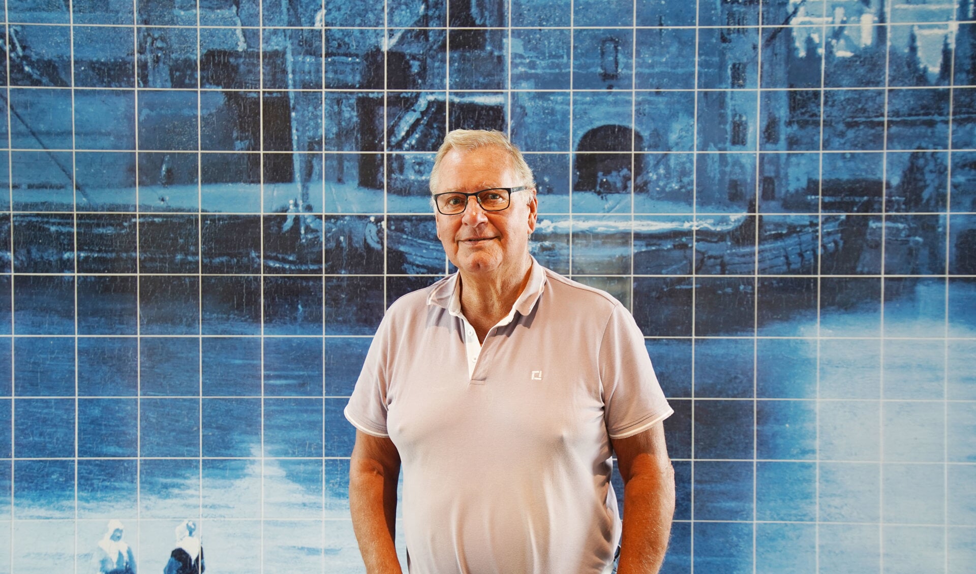 Leo Breemer in een gebouw van vakantiepark Delftse Hout.