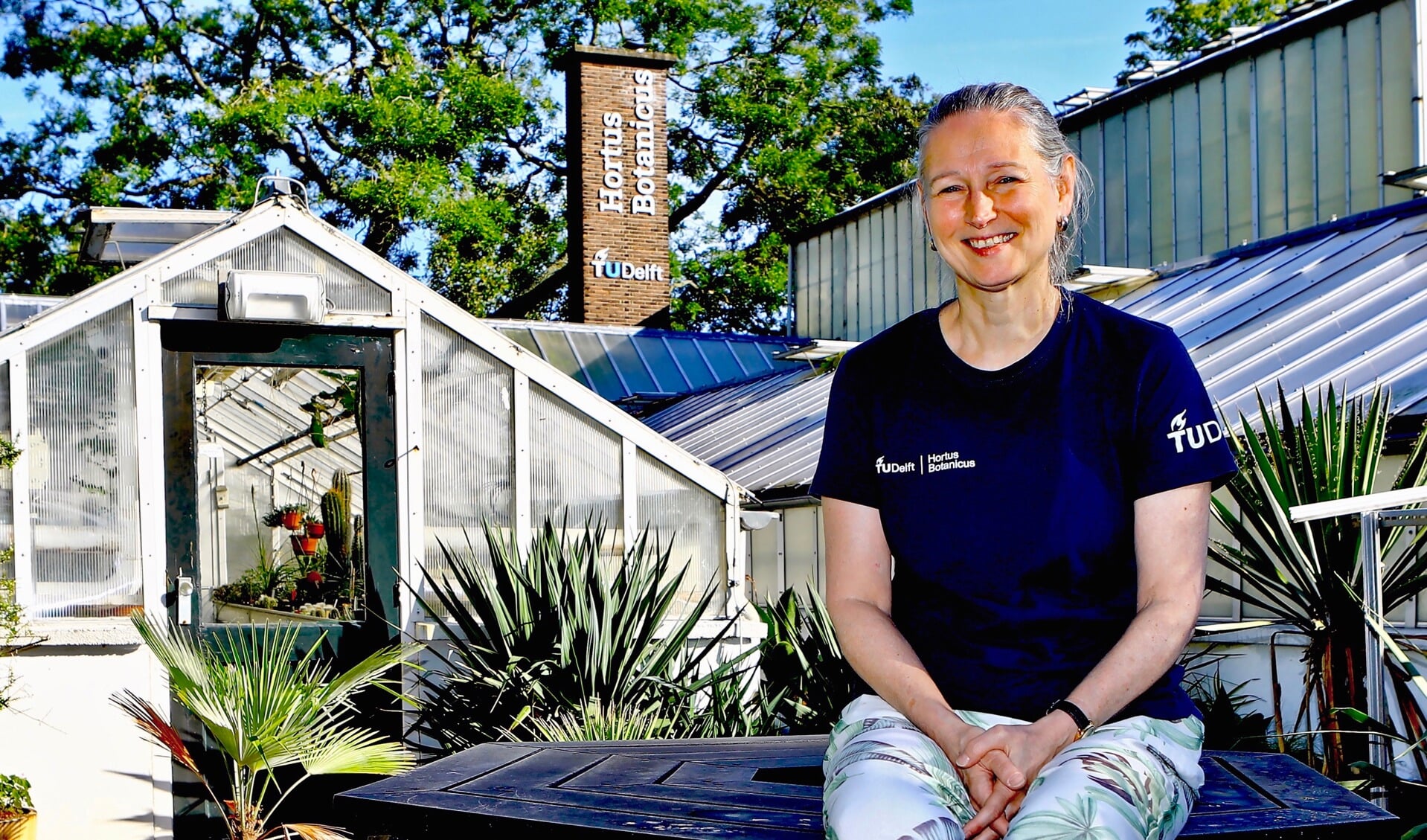 Eveline Oranje is werkzaam bij de TU Delft Hortus Botanicus. Dit weekend lanceert ze in samenwerking met Delfia Batavorum en Expertise Platform Water de ommetjes in Delft. (Foto: Koos Bommelé)