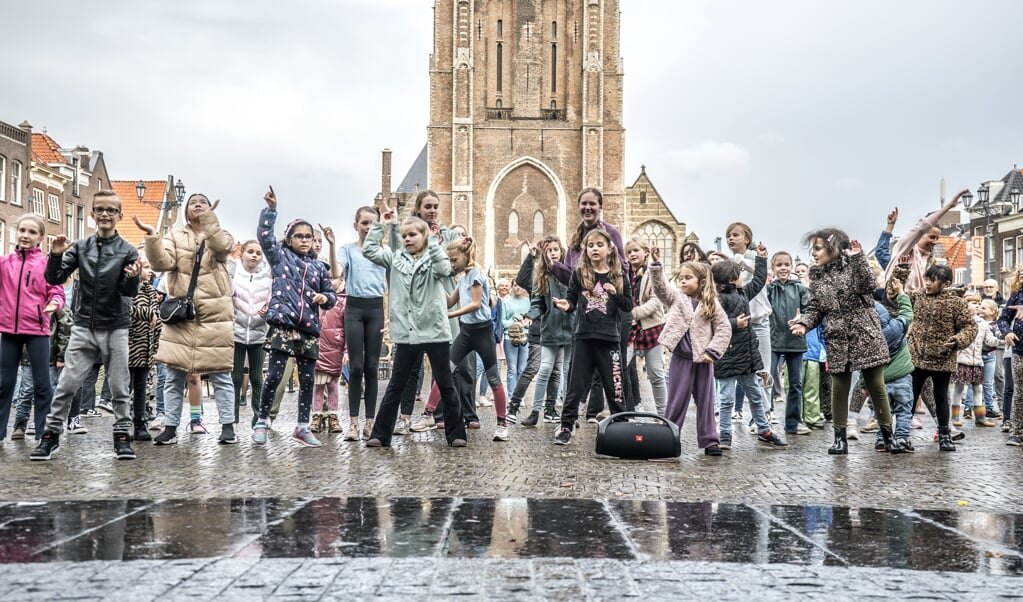 Cultuurbarbaren dansen op de Markt in Delft. (Foto: Fred Leeflang)