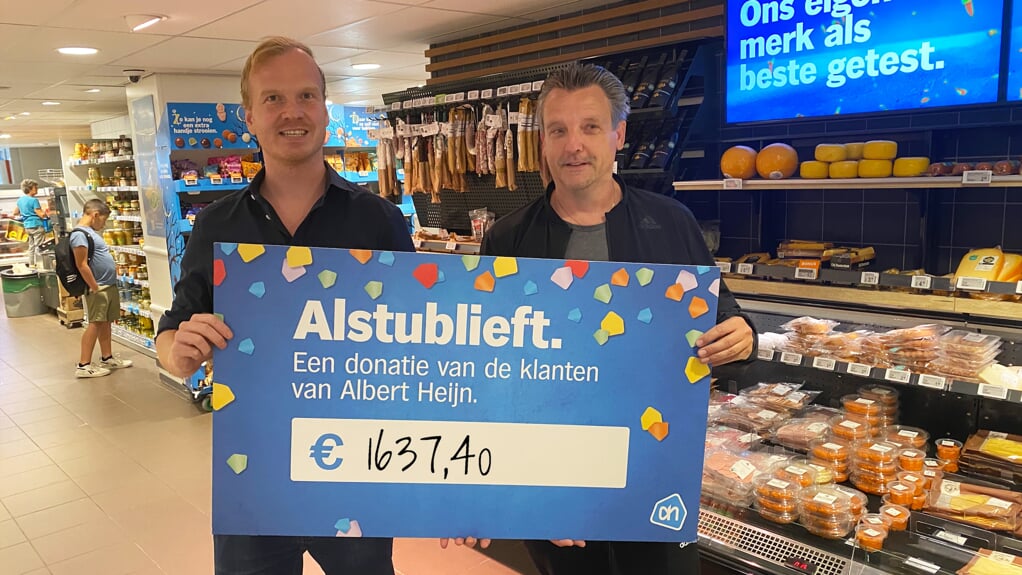 Frank Vijverberg (rechts) krijgt de cheque overhandigd door Tijmen Dijk namens Albert Heijn