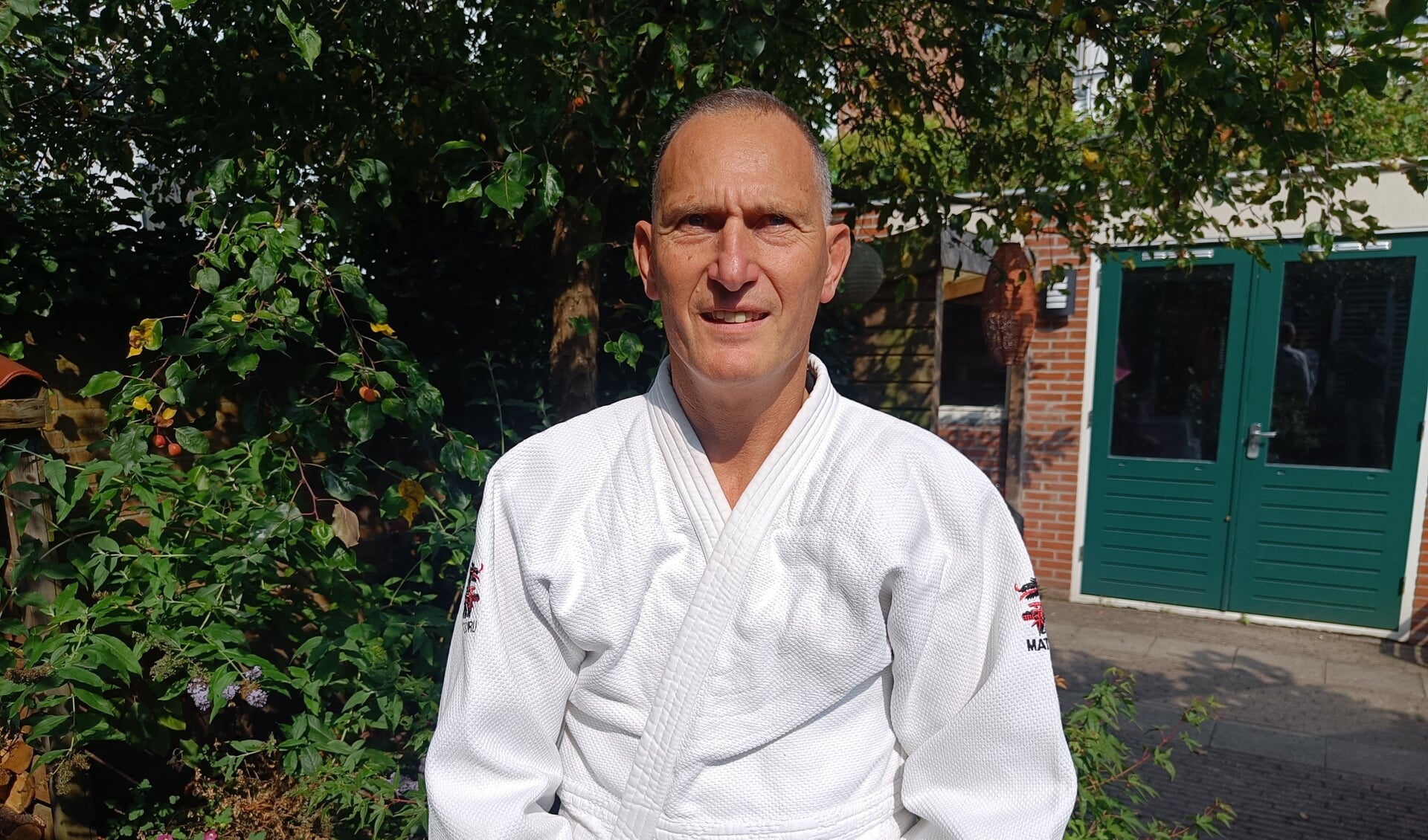 Erik Maas in zijn achtertuin.
